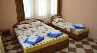 Гостиница GreenHouse Коктебель Трехместный номер с балконом-11